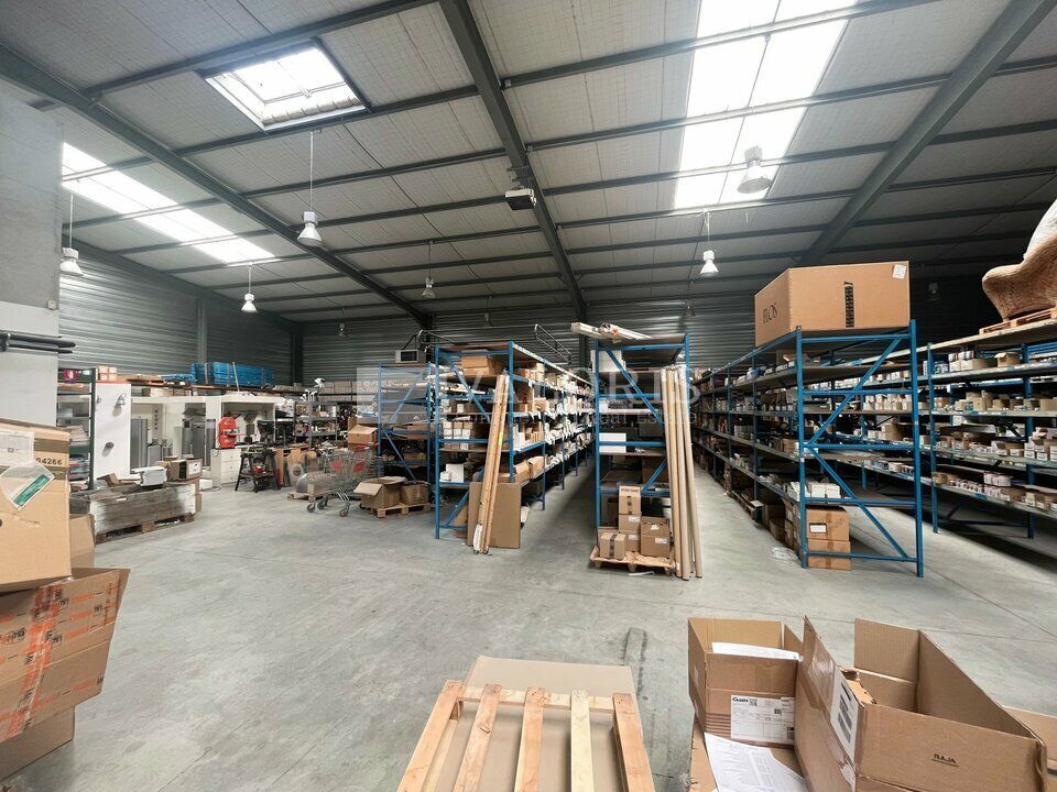 Valoris Real Estate vous propose à la location un local mixte de 898 m² situé à Vaulx-en-Velin, au sein d'un parc sécurisé, à proximité immédiate de la rocade Est.