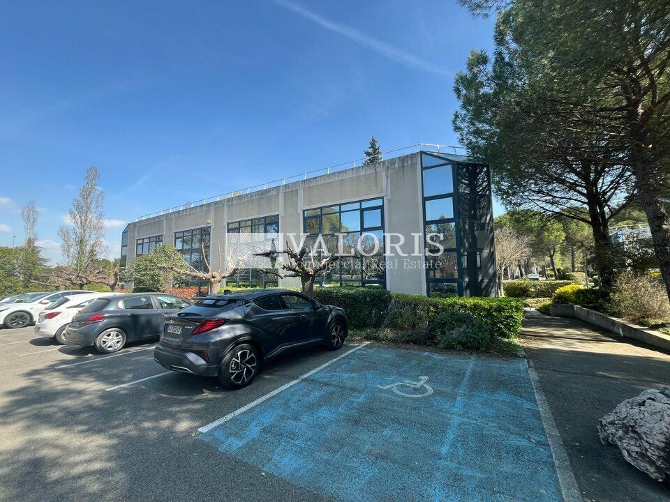 VALORIS MEDITERRRANEE vous propose, à la location, plusieurs surfaces de bureaux situées au coeur de la pinède, au sein du renommé Parc du Golf.