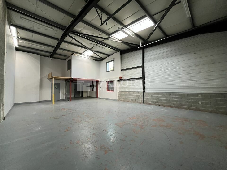 Valoris Real Estate vous propose un local mixte avec cour privative situé idéalement au sein de la ZAC Roosevelt à Vaulx en Velin. Proche des grands axes et de l'A43, ce local est également bien desservi par les transports en commun.