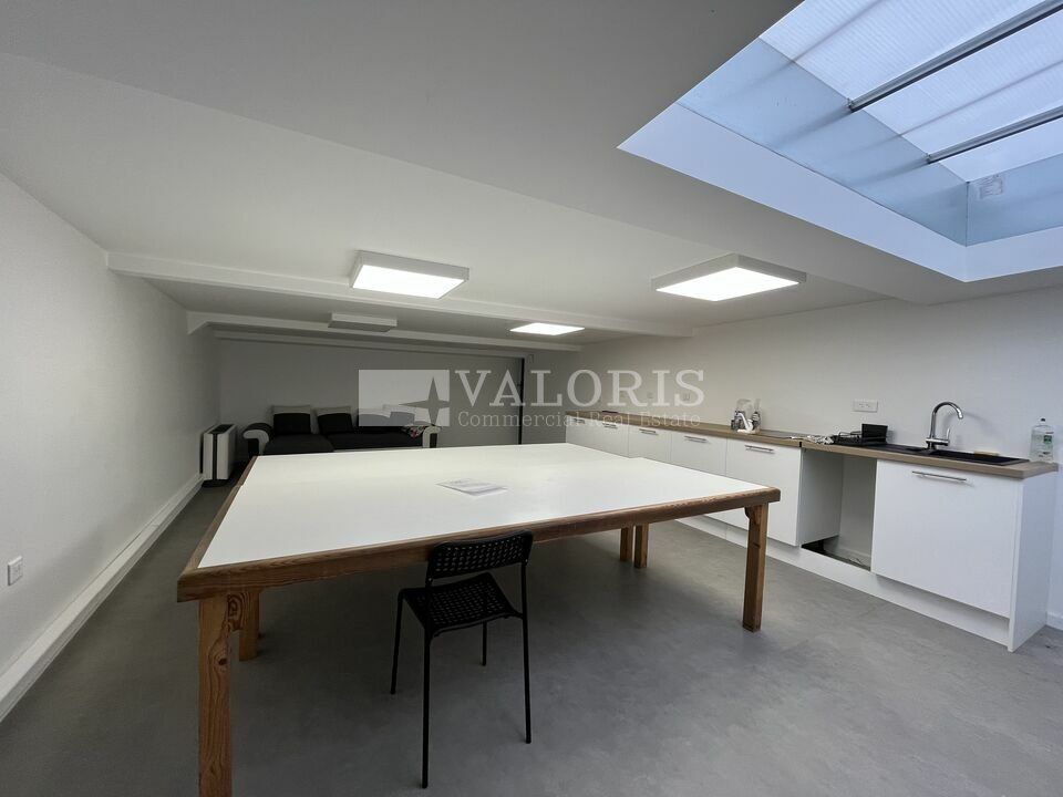 Valoris Real Estate vous propose des locaux à louer dans un secteur dynamique, offrant un espace parfait pour répondre aux besoins de votre entreprise. Accessibilité optimale et proximité des axes routiers. 