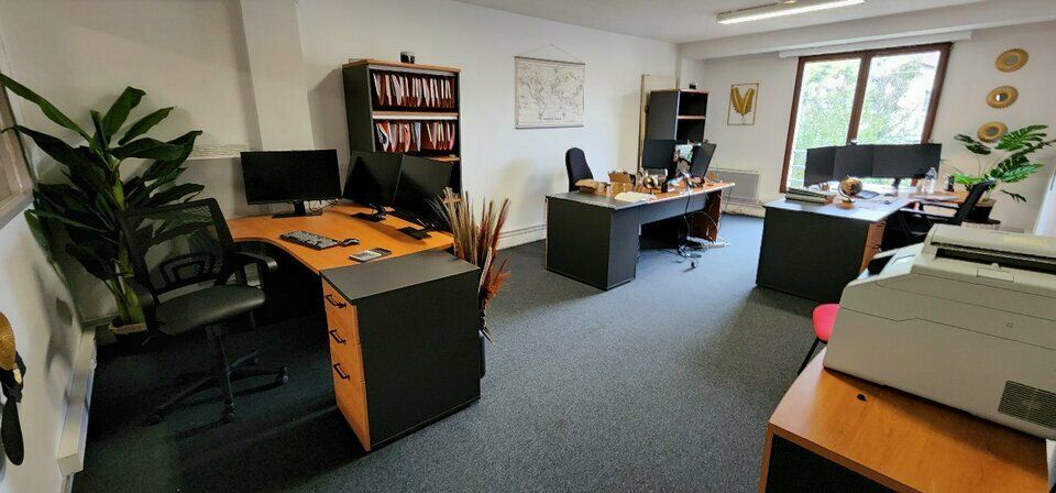 PROCHE METRO ET A13 - A DESTINATION PROFESSIONNELLE & D'HABITATION.