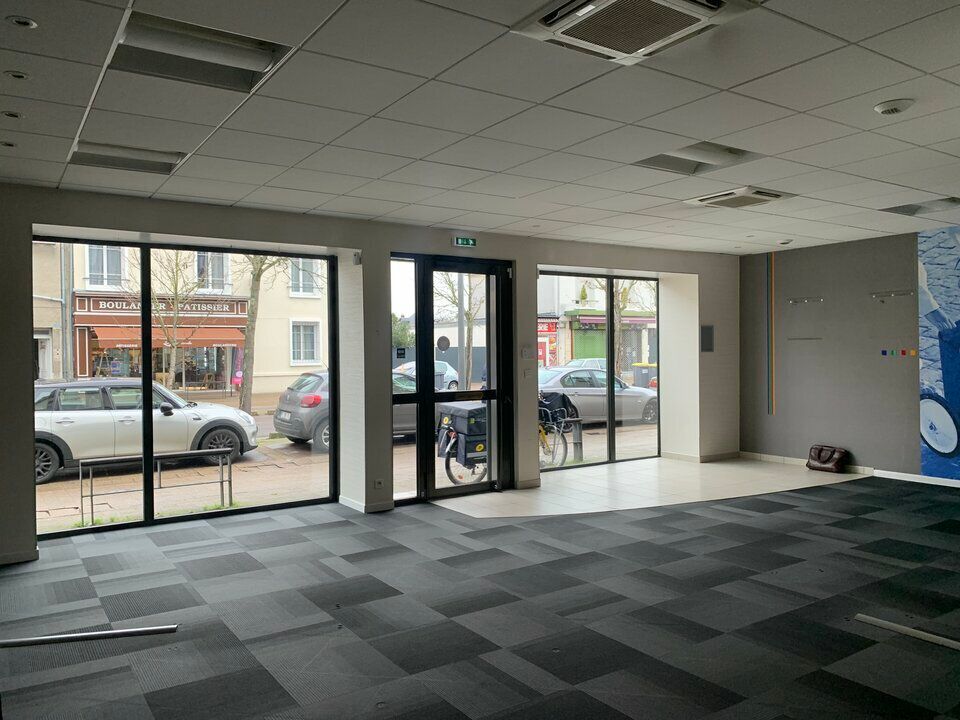 SAINT PIERRE DES CORPS LOCAL COMMERCIAL A VENDRE 70 M² AXE TRAVERSANT ET PARKINGS