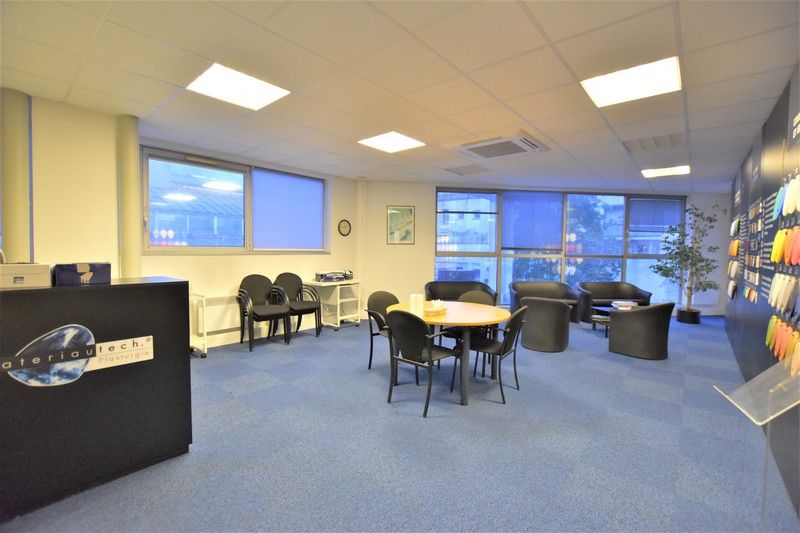 Location entrepôts 328 m² non divisibles