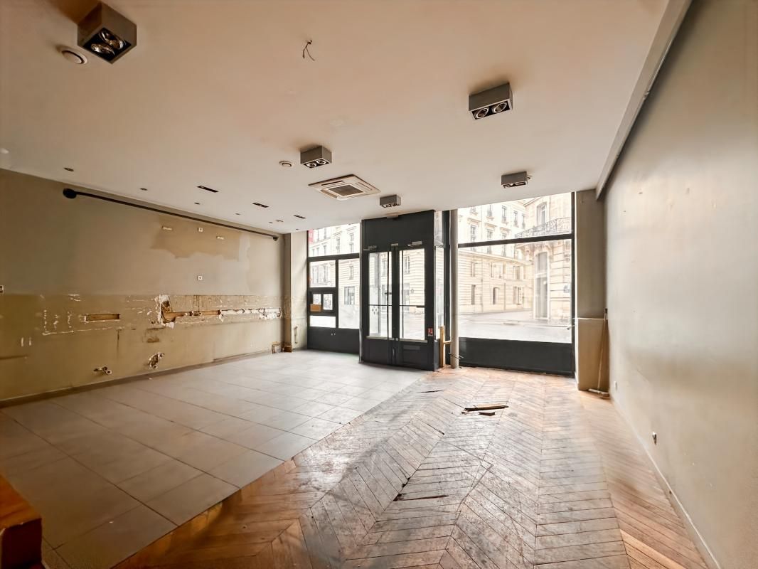 Location local commercial 99 m² non divisibles