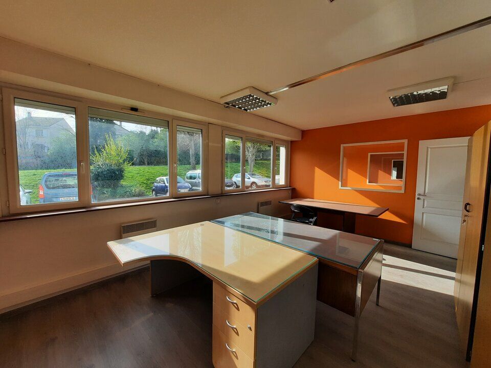 BUREAUX AVEC ESPACES PARTAGES EN TRES BON ETAT.