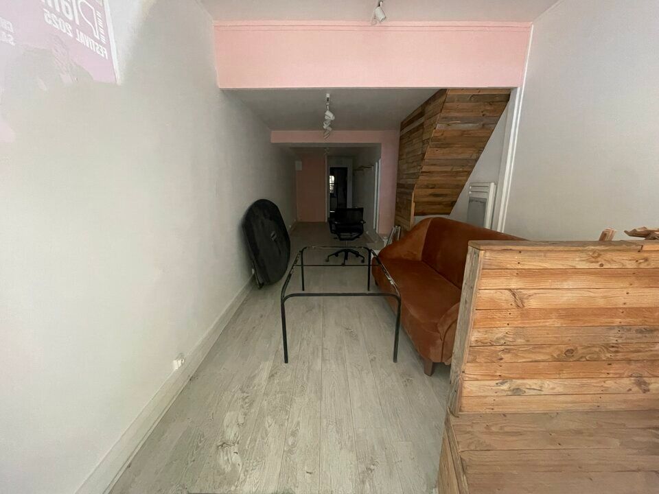 Valoris Real Estate vous propose un local commercial en BAIL DEROGATOIRE situé sur l'axe Garibaldi/Roosevelt/Vitton offrant un positionnement central dans le 6ème arrondissement. 