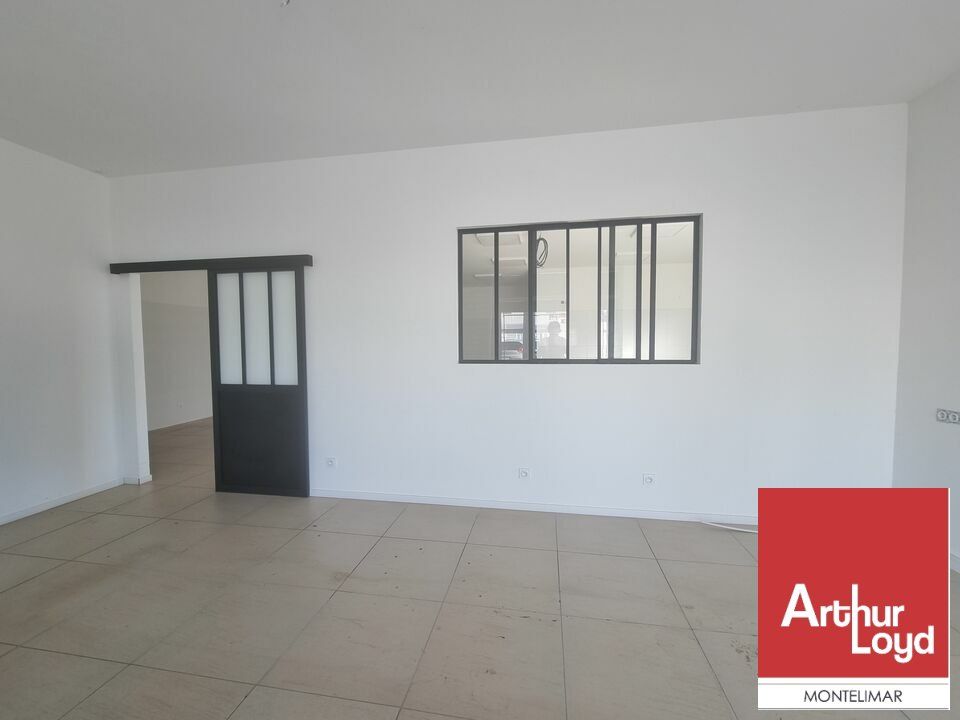 A LOUER - MONTELIMAR ZONE DE FORTUNEAU - LOCAL COMMERCIAL DE 210 M2 AVEC BELLE VISIBILITÉ