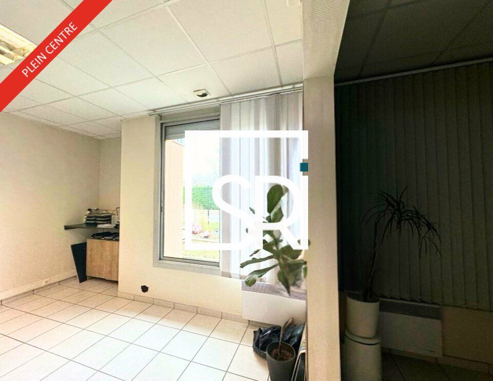 PROCHE DE L'A75 - LOCATION ENTREPOTS / LOCAUX D'ACTIVITE AVEC BUREAUX - 880 m2 - 63500 ISSOIRE
