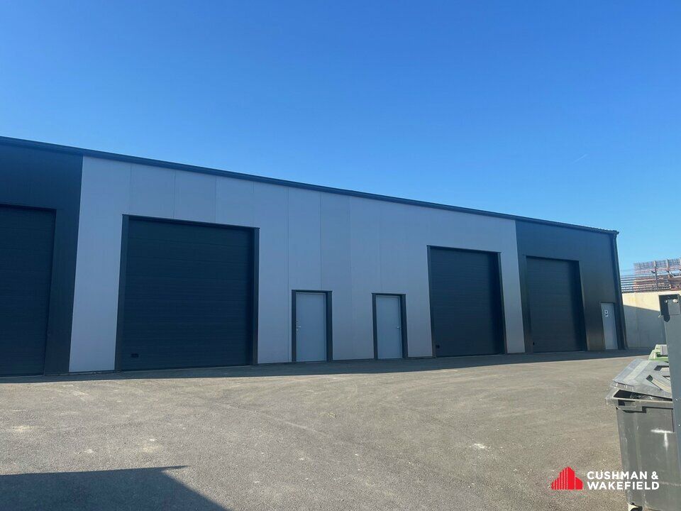 Bâtiment d'activité à louer visibilité RN 89