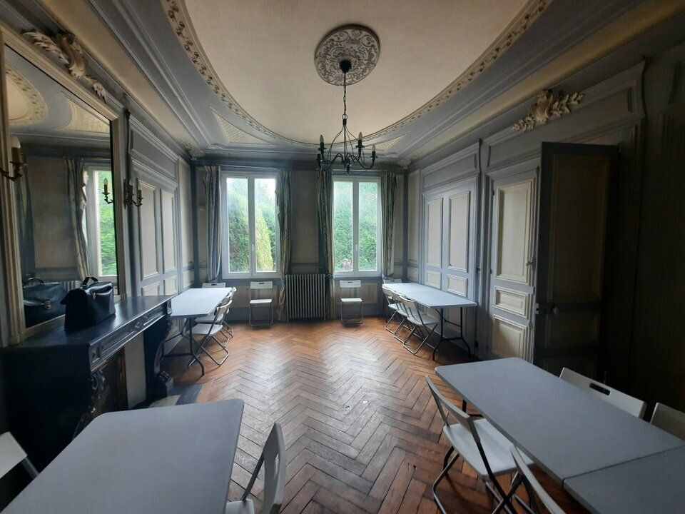 Maison transformable en bureaux - Terrain & stationnement privatifs. 