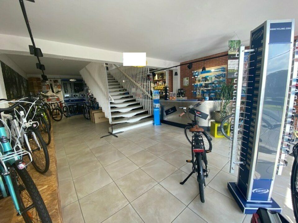 Location local commercial 900 m² à AUZEVILLE TOLOSANE