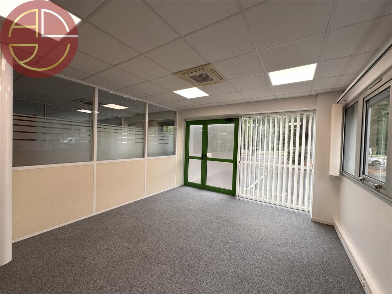 Location local commercial 200 m² à CASTELNAU-D''ESTRETEFONDS