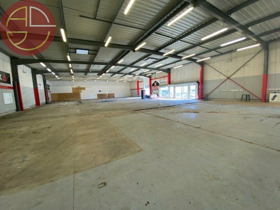 Location local commercial 774 m² à AUCAMVILLE