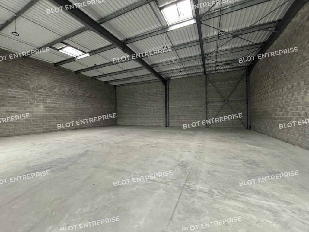 Location entrepôts 600 m² non divisibles