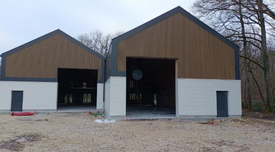 Location local 375 m² à INGRE