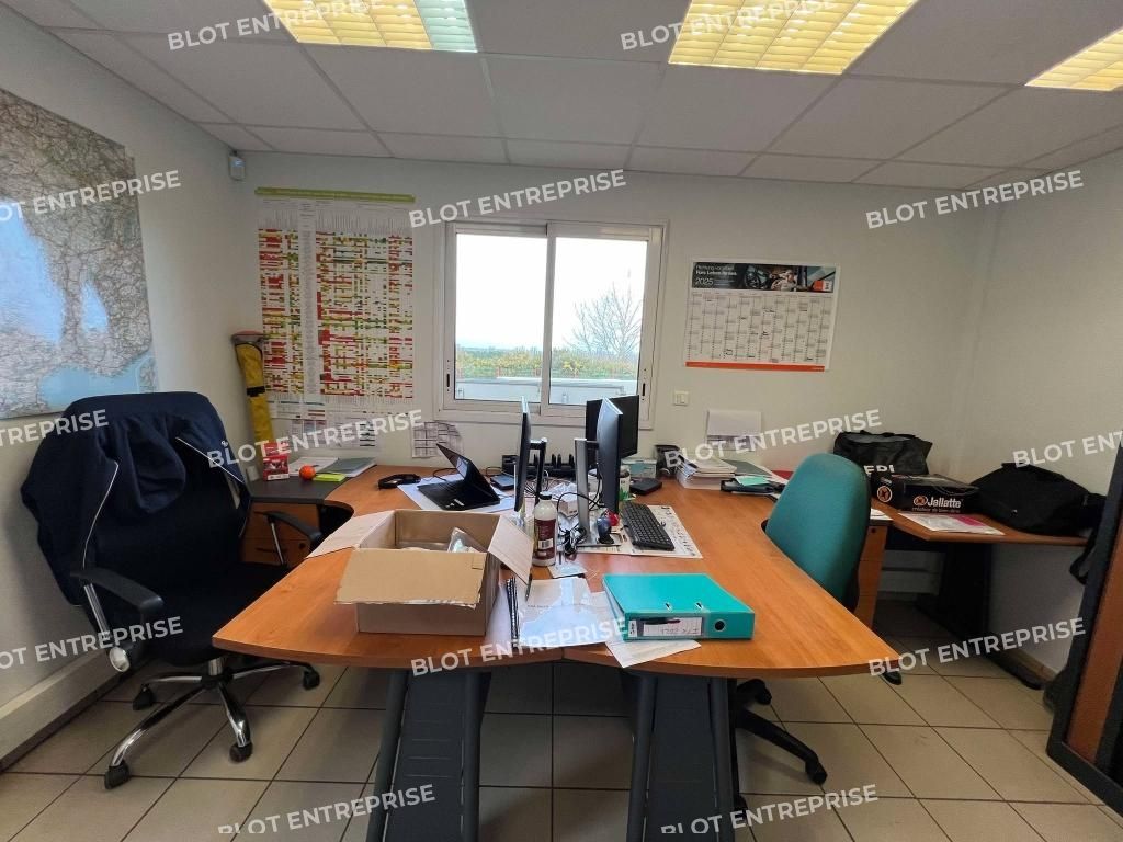 Location entrepôts 640 m² non divisibles
