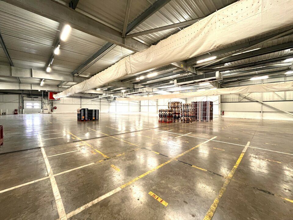 Valoris Méditerranée vous propose, à la location, un entrepôt d'environ 10 200 m² sur la commune de Chateaurenard avec accès A7 en 15 min environ