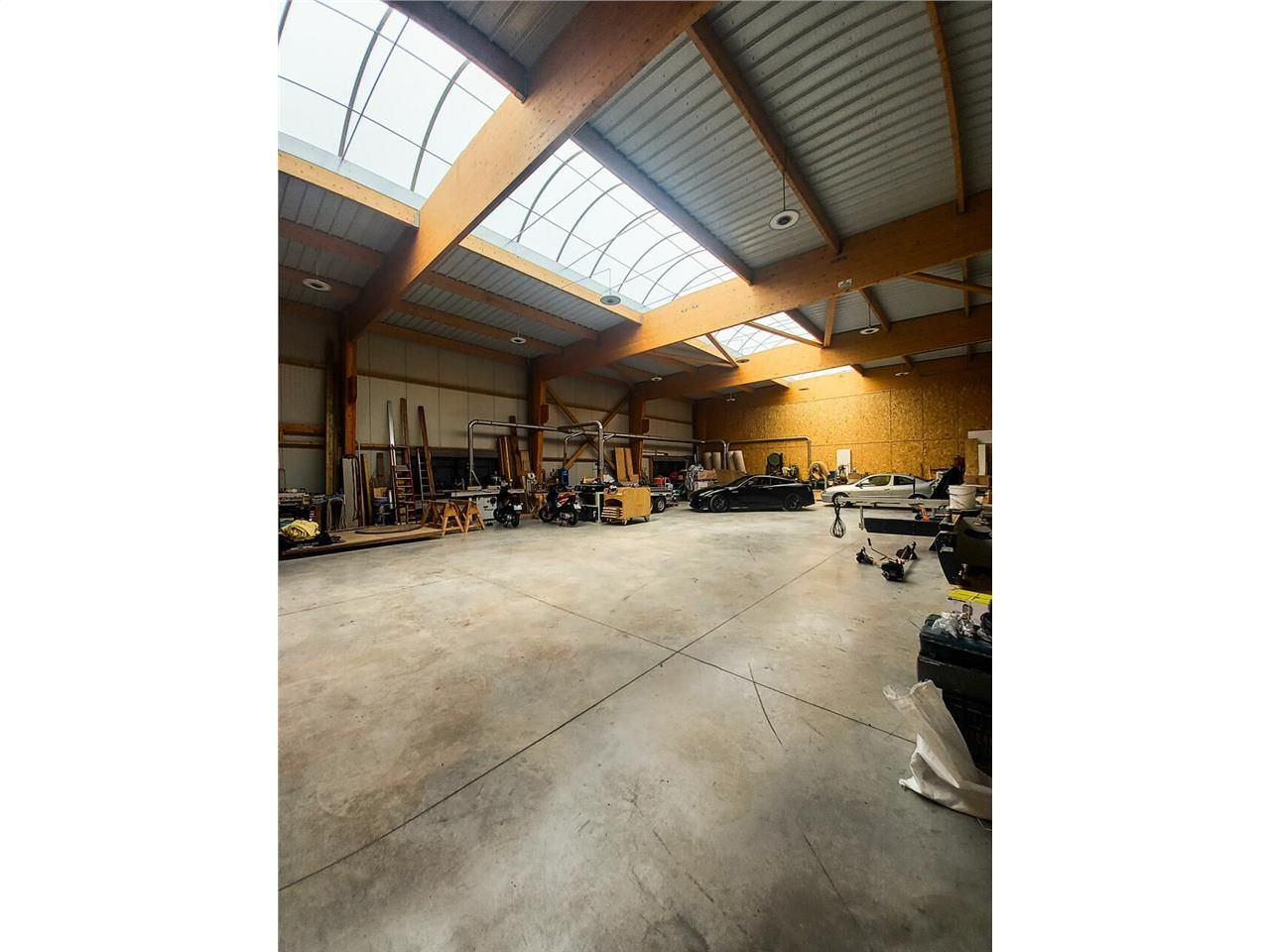 A LOUER OU A VENDRE - Bâtiment récent - Bel espace extérieur.