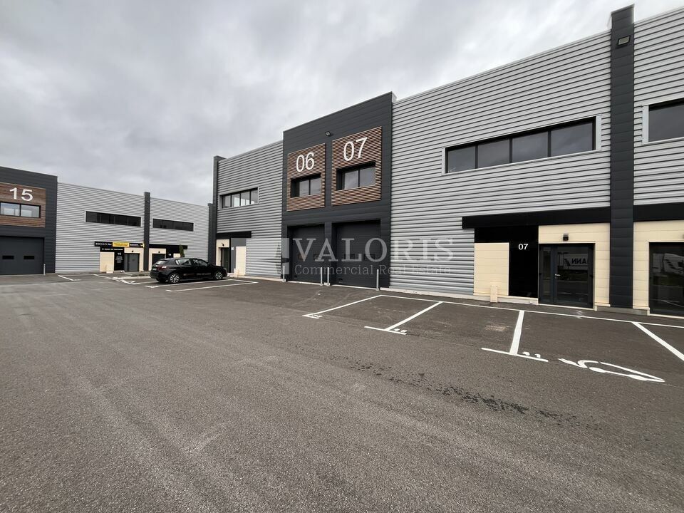 Location local d''activites 833 m² divisibles à partir de 251 m²