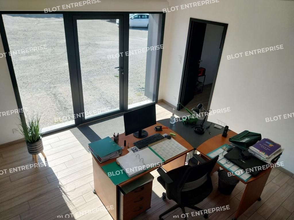 Location entrepôts 720 m² non divisibles
