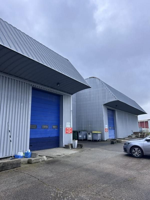 Vente entrepôts 1550 m² non divisibles