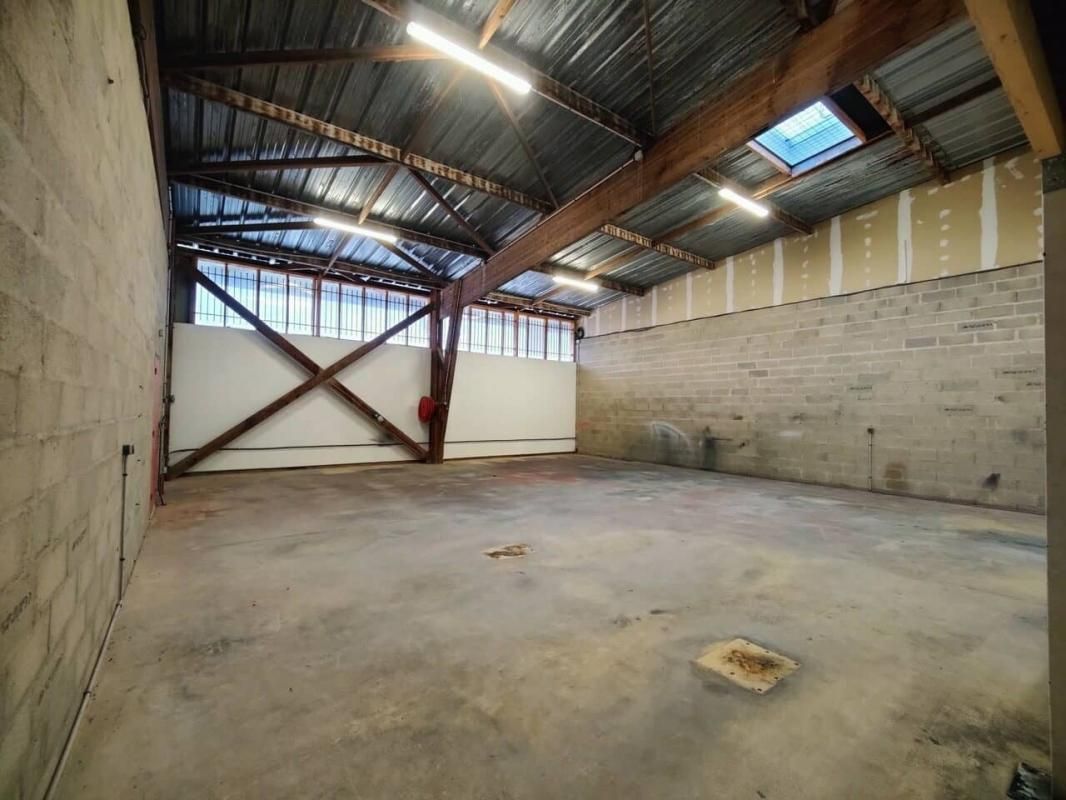 Location entrepôts 250 m² non divisibles