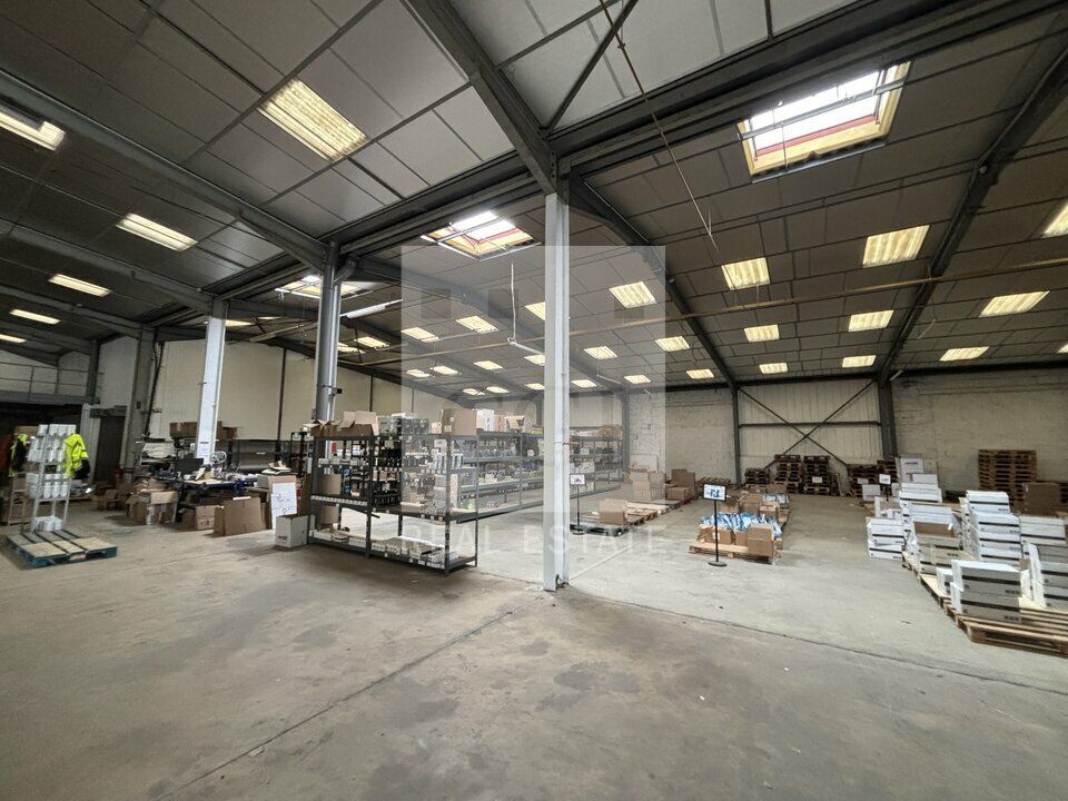 Bâtiment d'activités de 1680 m² au coeur de la ZA du Pontet à CIVRIEUX D'AZERGUES