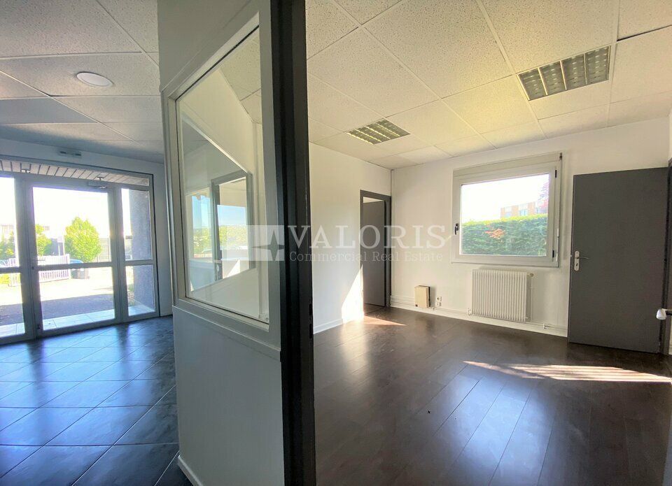 250 m² de bureaux à louer en rez de chaussée, sur la commune de Rillieux. Les bureaux ont été rénovés il y a 3 ans, lumineux et disposent de bonnes prestations. A voir rapidement ! 