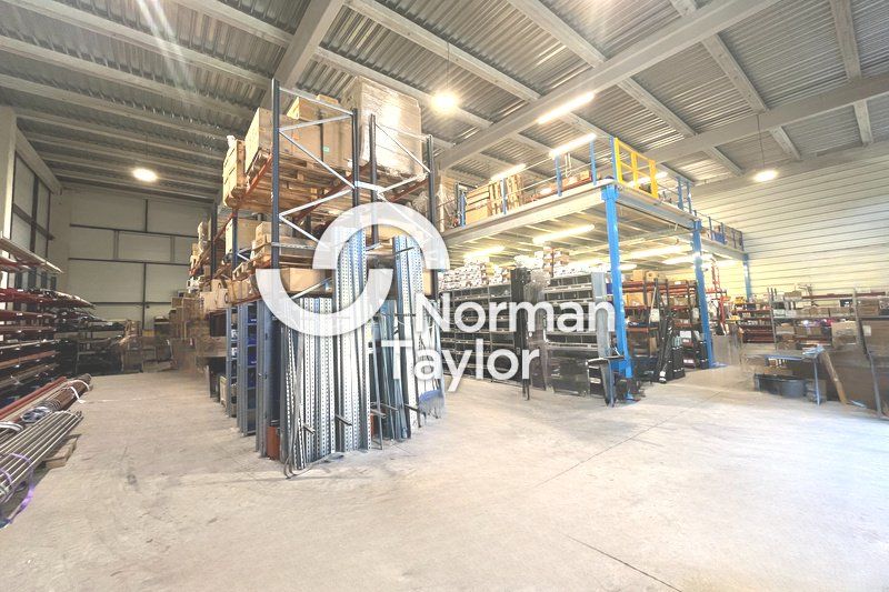 Location local d''activites 920 m² non divisibles