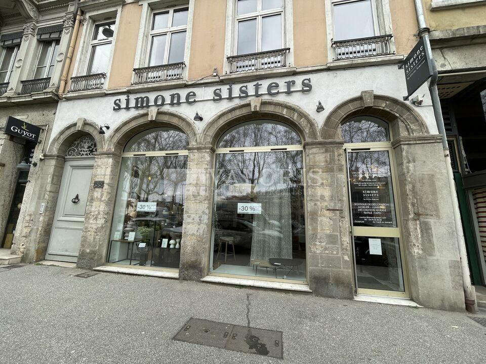 Location local commercial 322.84 m² non divisibles