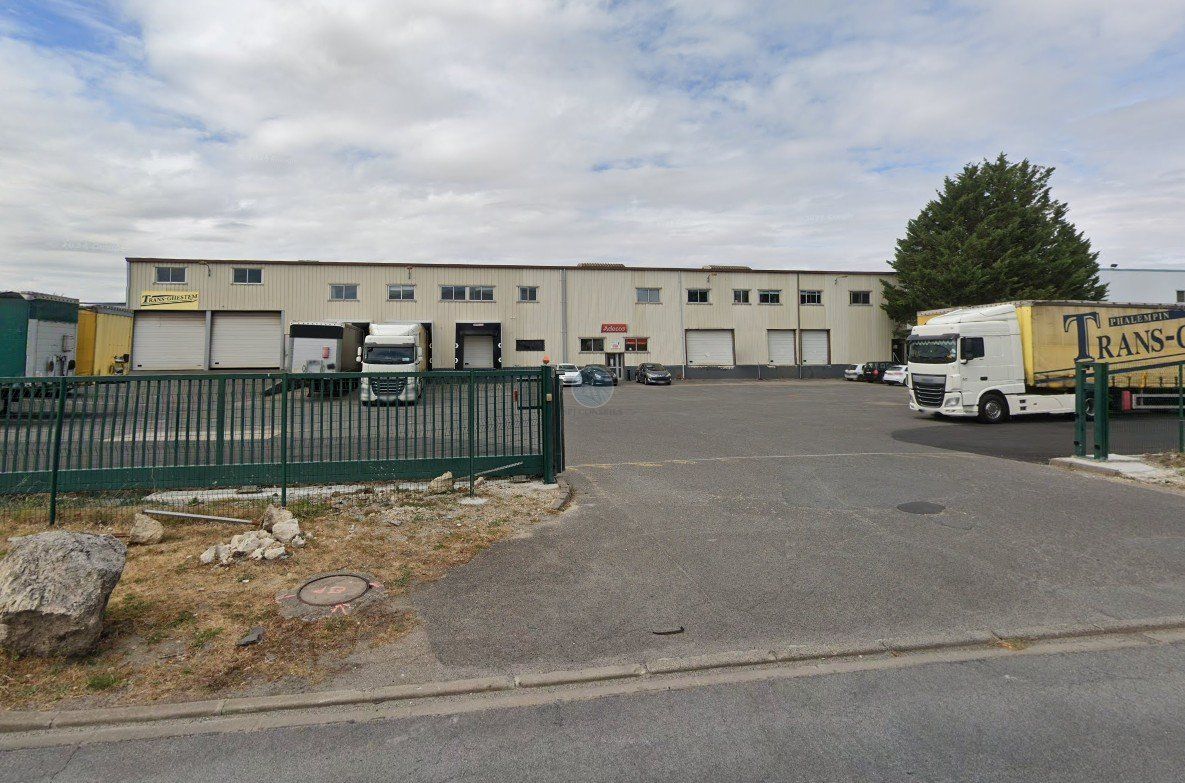 Location local 2453 m² à ORMES