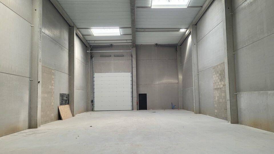 LOCAUX NEUFS DIVISIBLES SUR ZA ST ETIENNE AVEC VISIBILITE DEPUIS VOIE RAPIDE.