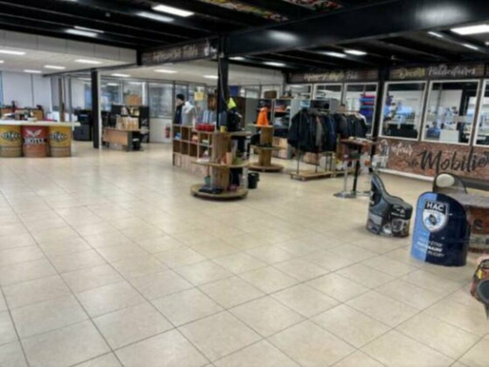 Vente local d''activites 2000 m² non divisibles