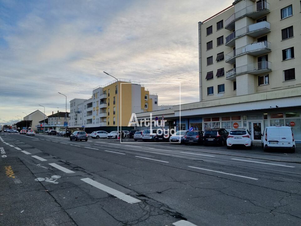 Location local commercial 136 m² non divisibles