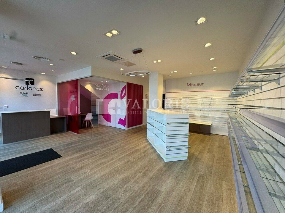&#65279;Valoris Real Estate vous propose ce bien de 149m², situé en rez-de-chaussée, bénéficie d'une visibilité optimale au sein du centre commercial Le Phare, un emplacement prisé pour développer votre activité.