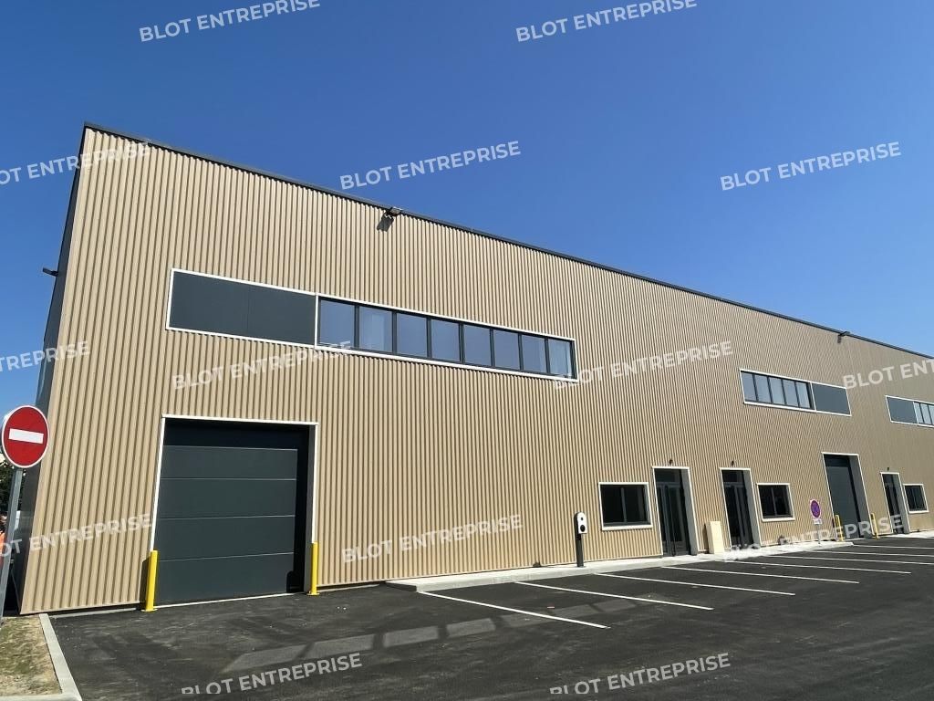 Location entrepôts 275 m² non divisibles