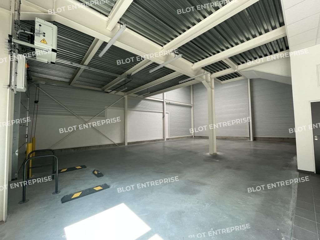 Location entrepôts 335 m² non divisibles