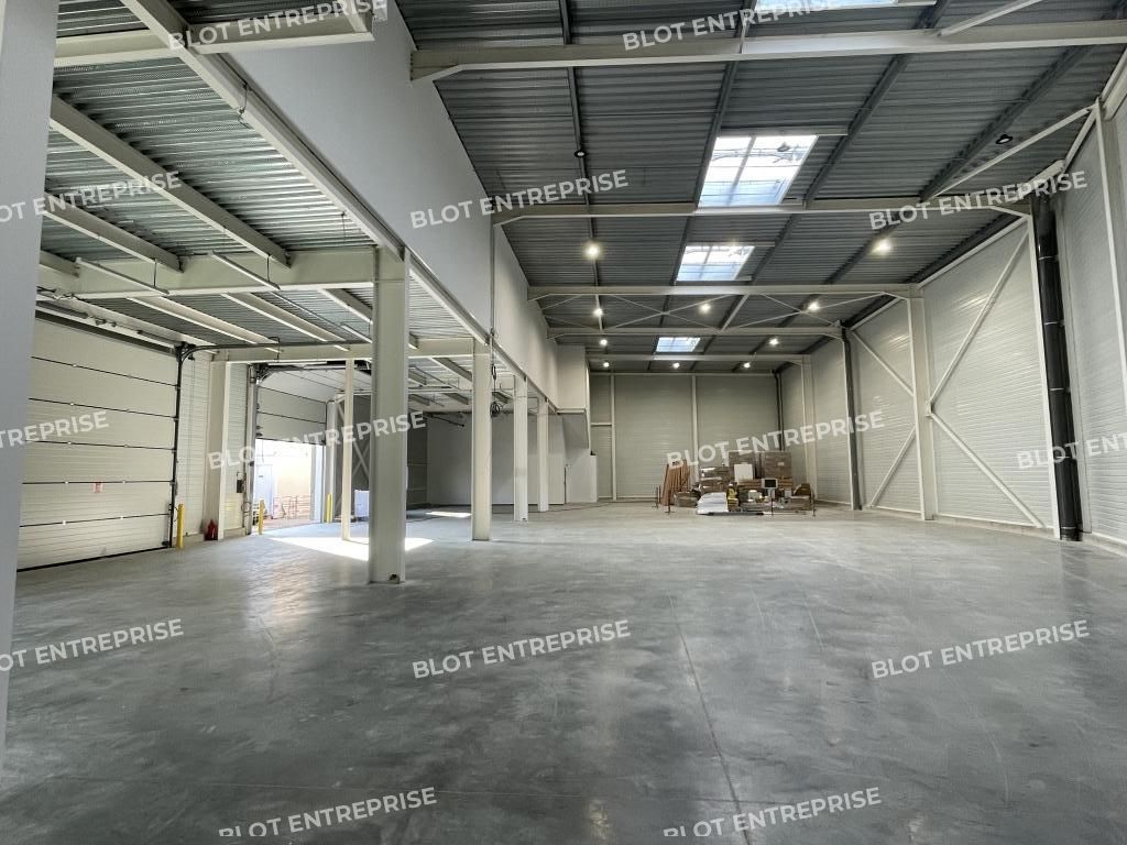 Location entrepôts 335 m² non divisibles