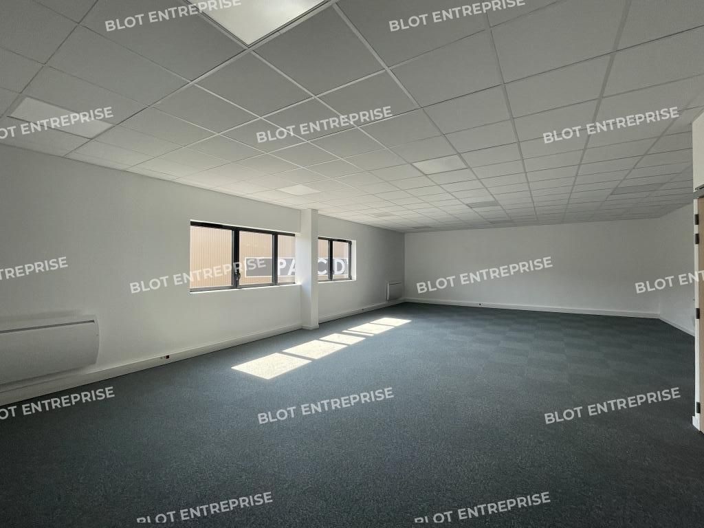 Location entrepôts 874 m² non divisibles