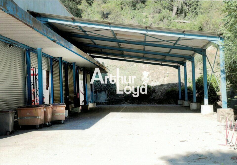 4 000 m² d'entrepôt avec quai + 600 m² de bureaux aménagés