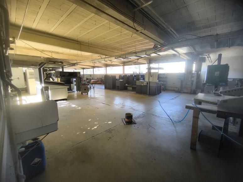 Location entrepôts 1613 m² non divisibles