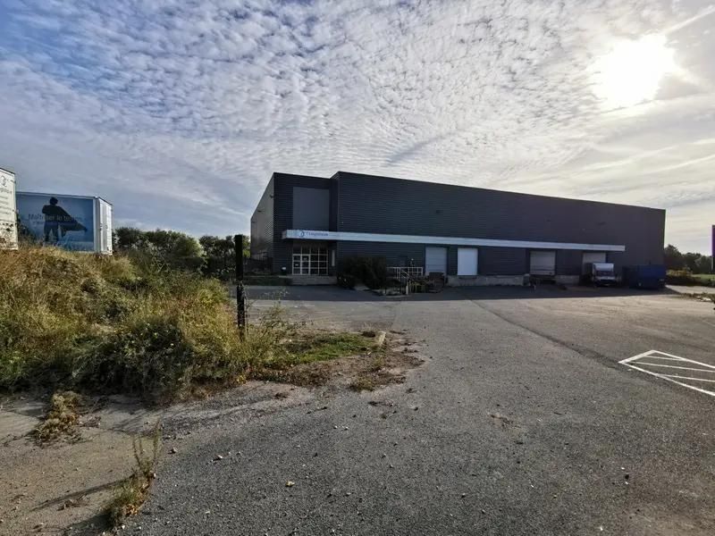 Vente entrepôts 3200 m² non divisibles