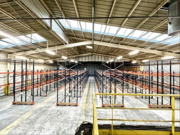 Location entrepôts 1600 m² non divisibles