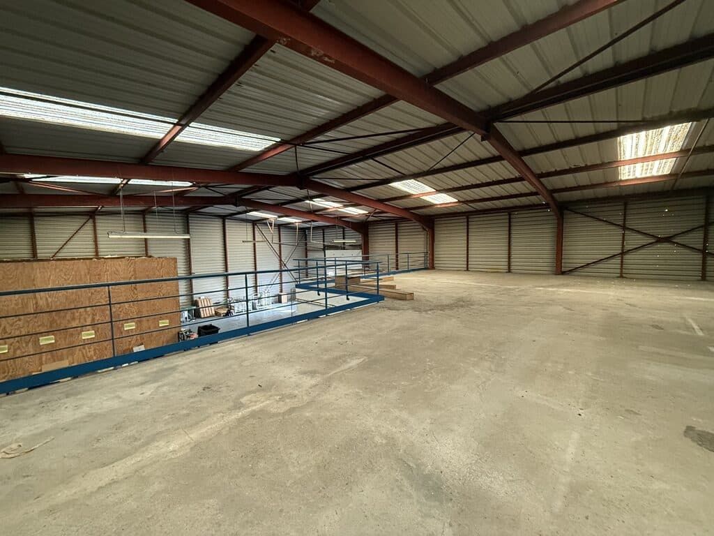 Location entrepôts 630 m² non divisibles