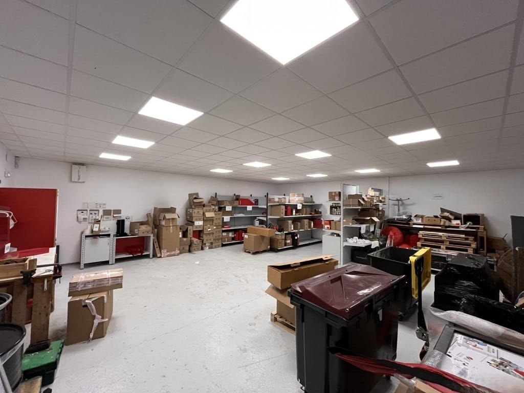 Location entrepôts 349 m² non divisibles