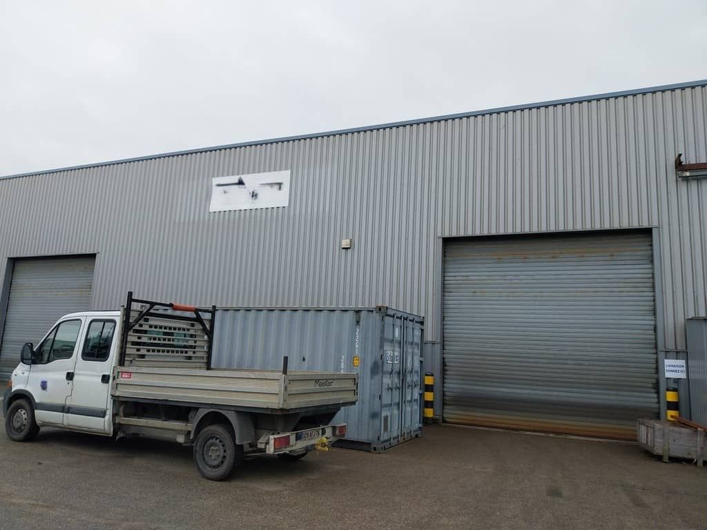 Location entrepôts 1968 m² non divisibles