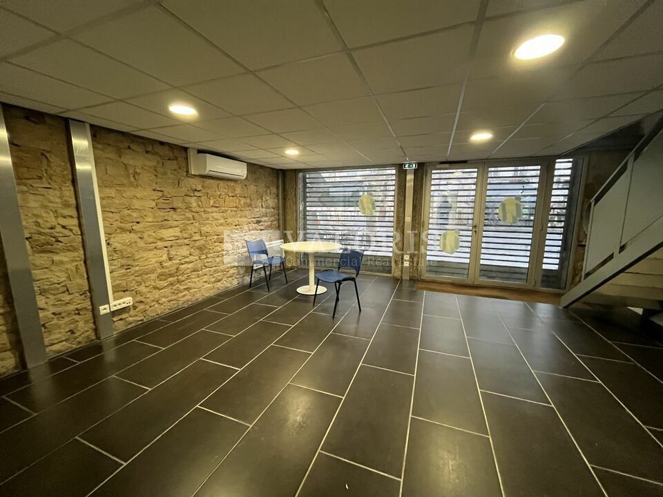 Valoris Real Estate vous propose des murs libres à vendre sur l'avenue Maréchal de Saxe, en très bon état avec une surface en RDC et une surface au 1er étage. Ces locaux peuvent accueillir à la fois du commerce comme des bureaux. 