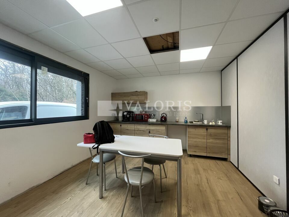 Valoris Real Estate vous propose à la location un local d'activité accompagné de bureaux neufs, idéalement situé sur la commune de Ternay. L'actif dispose de multiples places de stationnement et d'un cadre de travail agréable. 