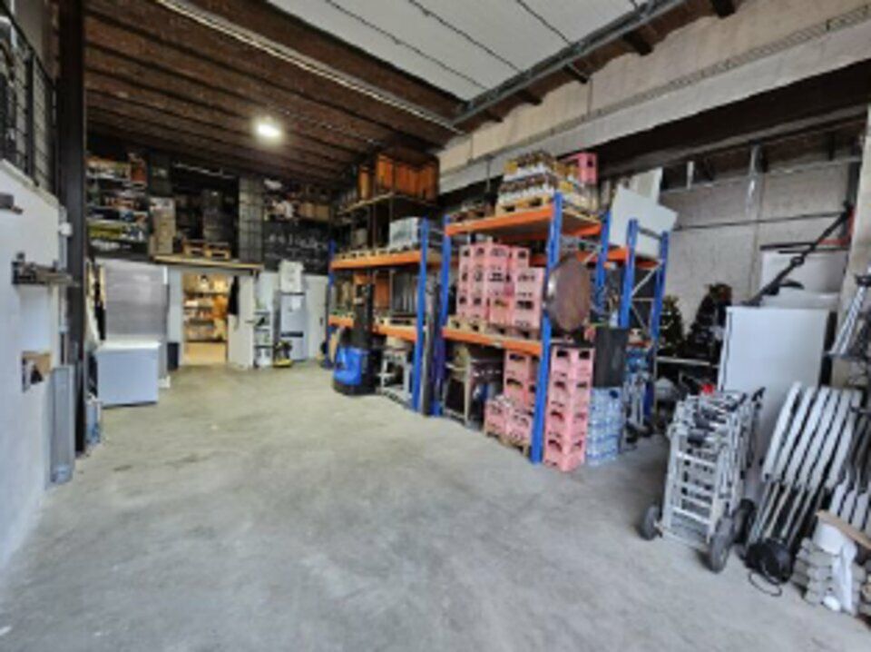 Valoris Real Estate vous propose à la location plusieurs cellules d'activités dans un parc très agréable du Val de Saône. Ce bâtiment offre de belles cellules artisanales avec des prestations de qualité sur deux niveaux.