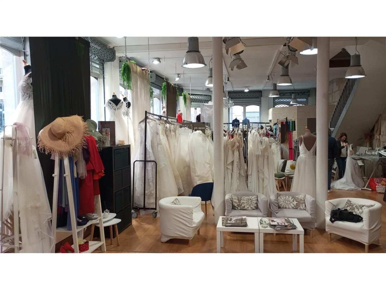 Location local commercial 200.00 m² à BORDEAUX